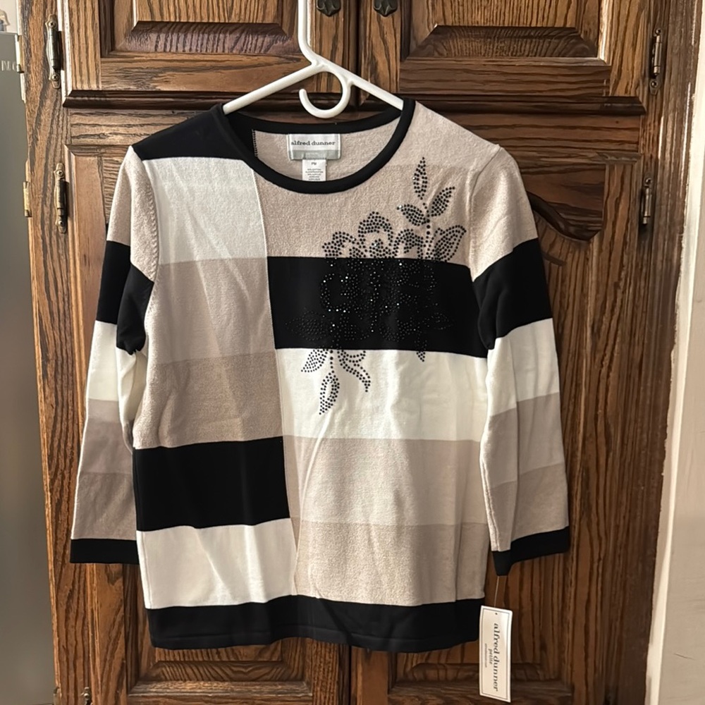 NWT!!Alfred Dunner Petite  sweater, black, beige, white, size petite medium